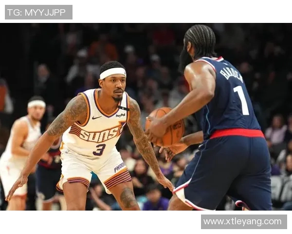 快船训练营首日盛况：灯泡组合同框小卡与比尔携手出击