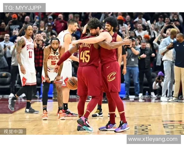 老队友重聚骑士公牛赛前米切尔阿伦与奥科罗亲切交谈回忆往昔