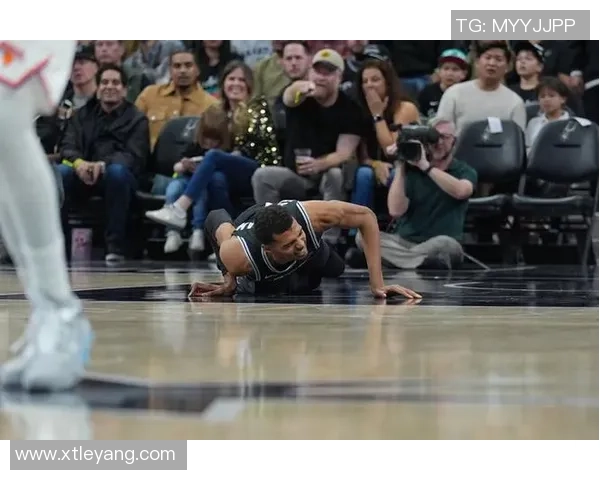 米奇约翰逊谈文班缺席对球队影响坚持原则不变的决心与信念