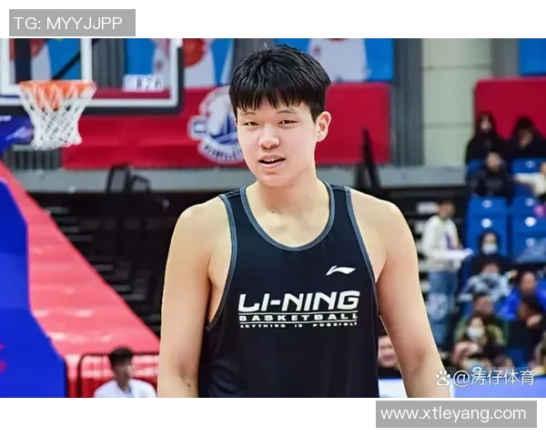 杨瀚森短暂出场仅2分钟展现实力迅速贡献4分令人期待更多表现